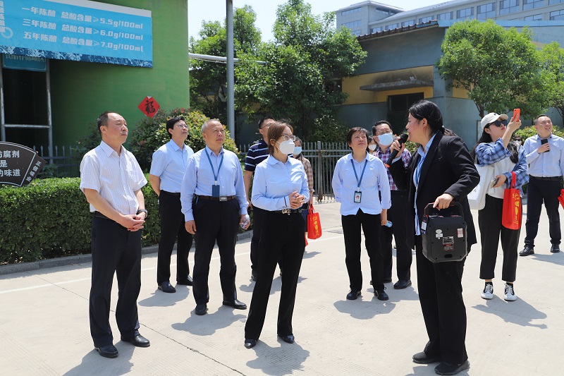 山东省消费者协会副会长兼秘书长田利珍带队到山东正信味业食品有限公司走访调研(图4)